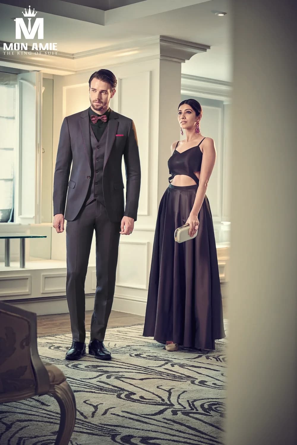 Suit ba mảnh xám than viền tím, nơ tím mận, sánh đôi cùng váy dạ hội đen