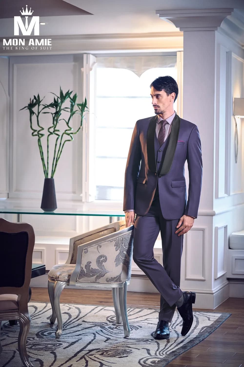 Suit xanh tím cổ shawl bản lụa xanh rêu, ba mảnh, tựa ghế bành bên cửa sổ sáng