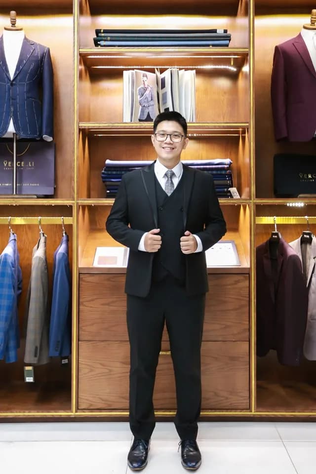 Bộ ba mảnh đen ve lụa, nụ cười rạng rỡ của chú rể tương lai