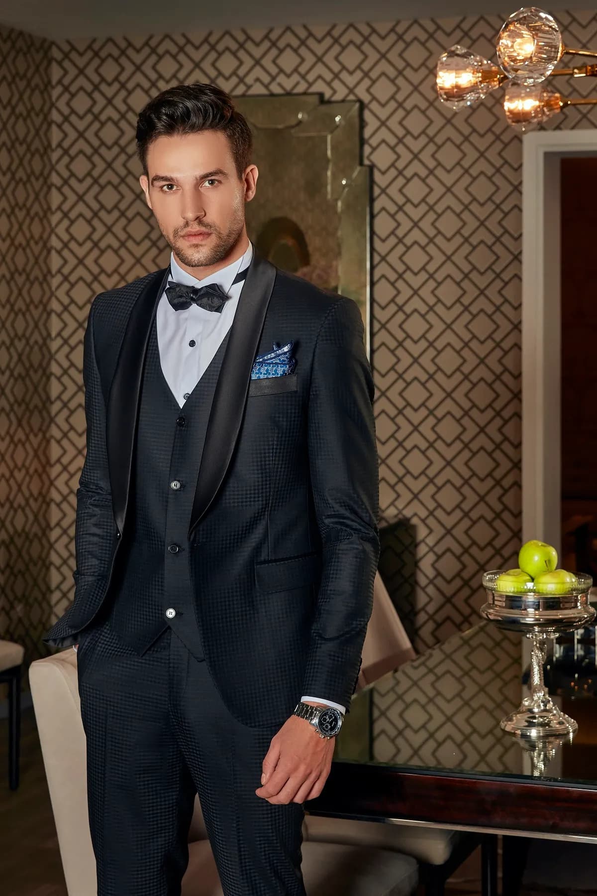 Tuxedo ba mảnh đen dệt ô nhỏ, nơ đen, khăn túi xanh, phòng khách cổ điển