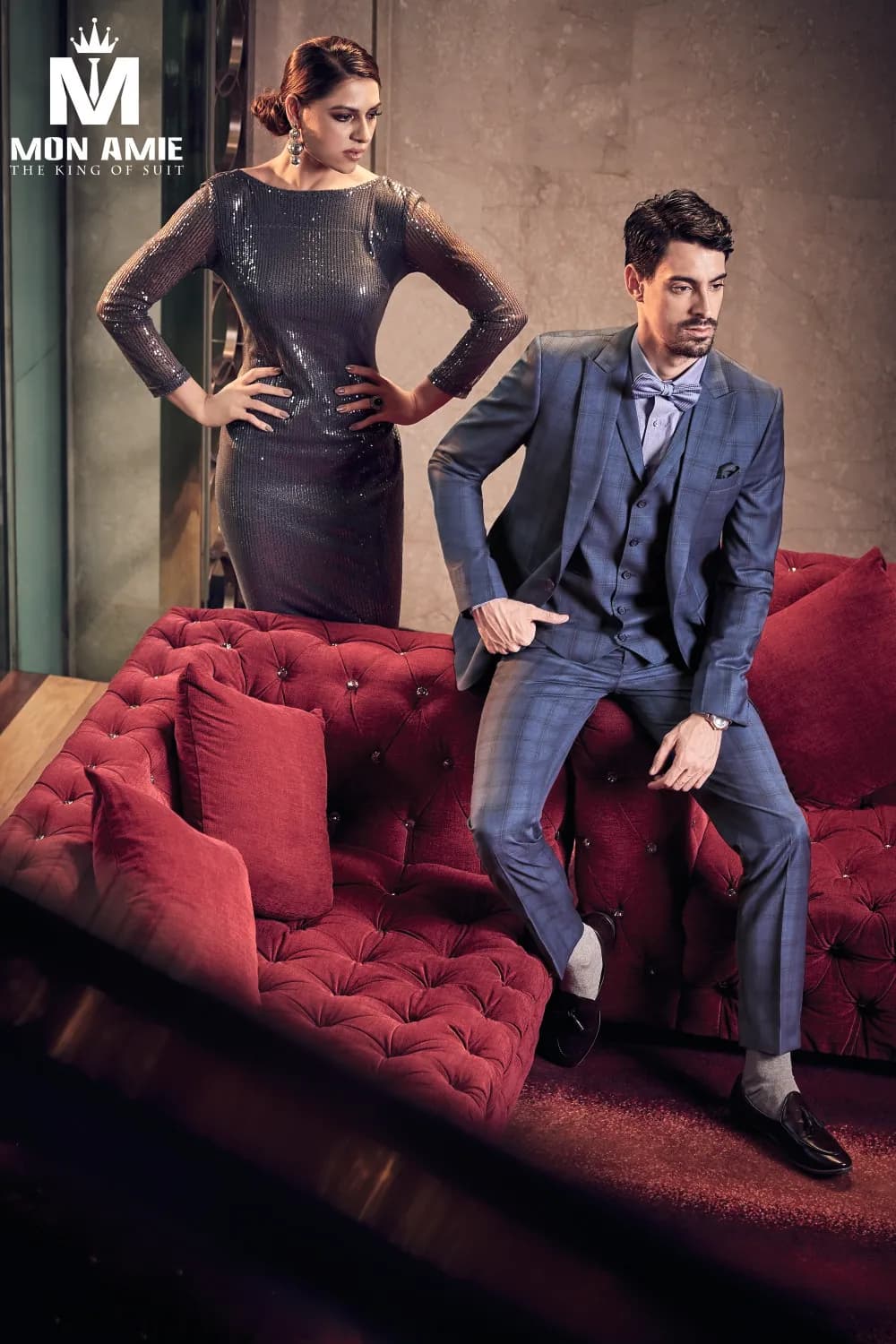 Suit ba mảnh xanh ca-rô trên sofa nhung đỏ, người mẫu nữ váy ánh kim