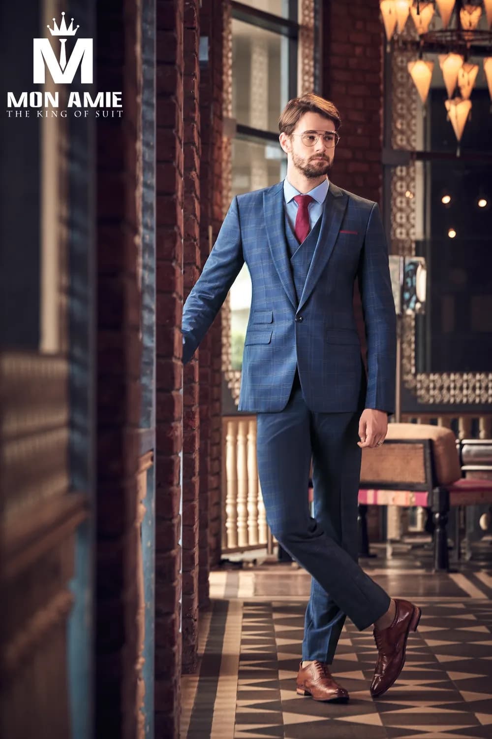 Suit xanh ca-rô, cà vạt đỏ, dáng thả lỏng bên hành lang gạch đỏ cổ điển