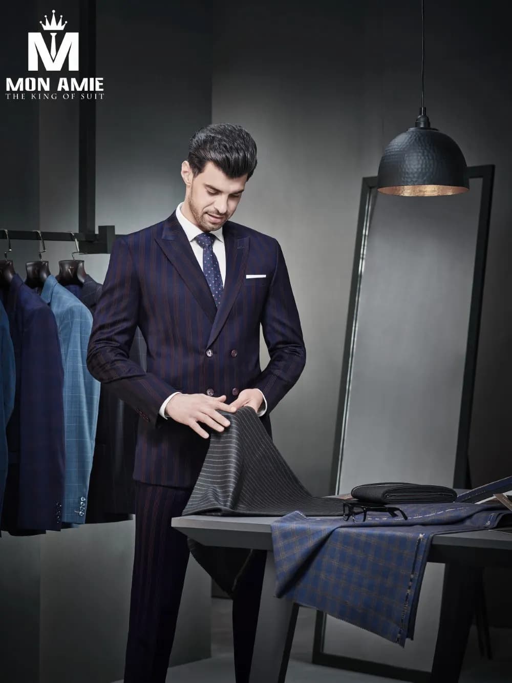 Suit navy kẻ sọc hai hàng, người mẫu sờ vải mẫu trong xưởng may