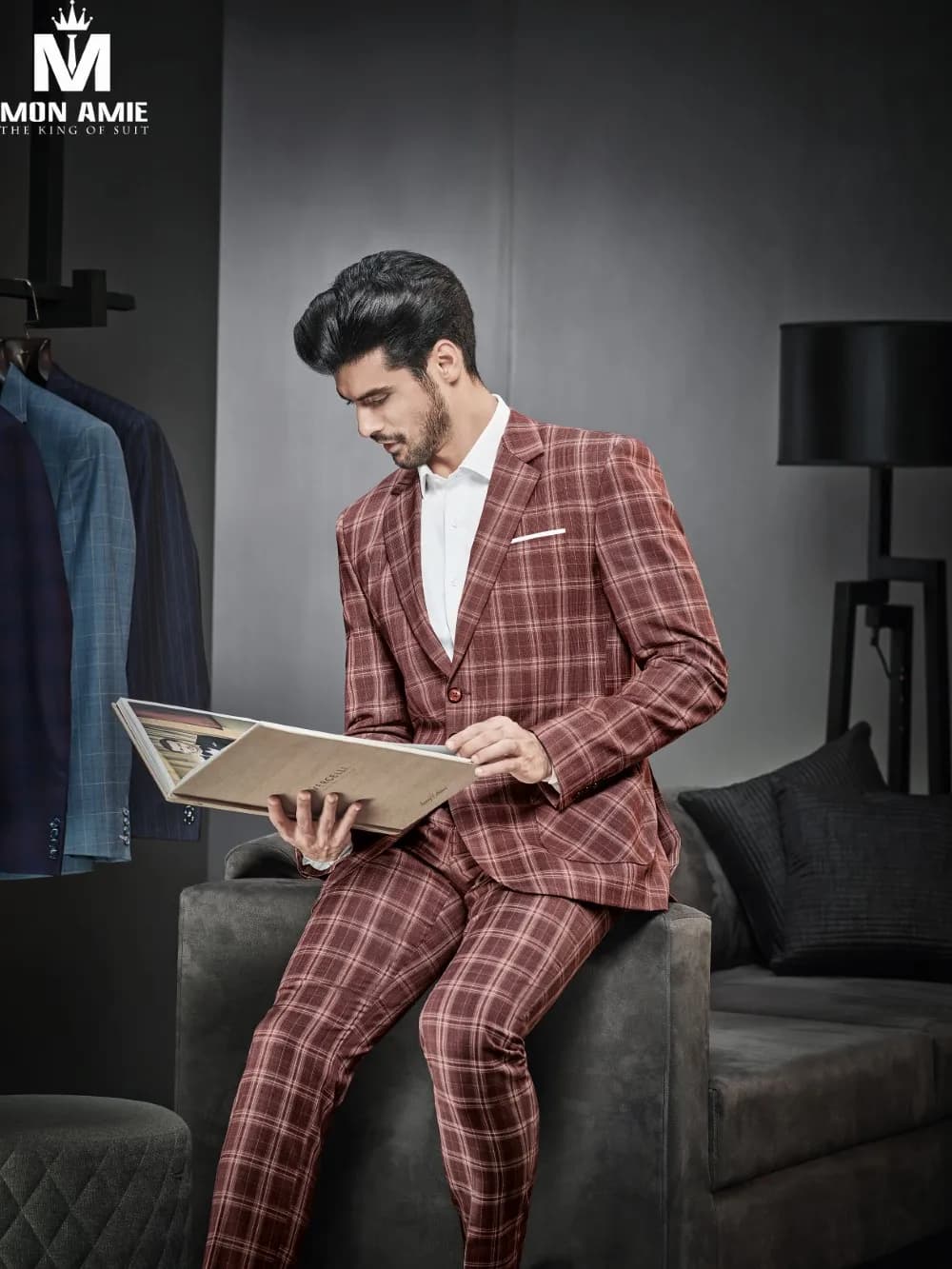 Suit ca-rô đỏ gạch ba mảnh, người mẫu xem sổ vải trong xưởng may