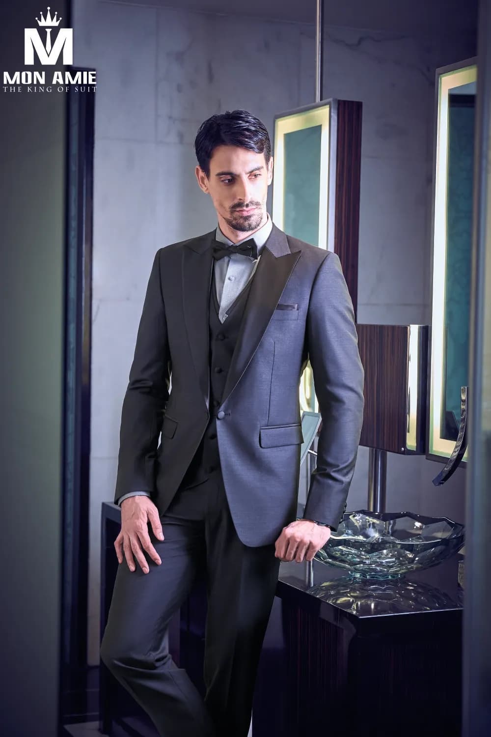 Tuxedo ba mảnh ve nhọn xanh than, nơ đen, dáng đứng thư thái