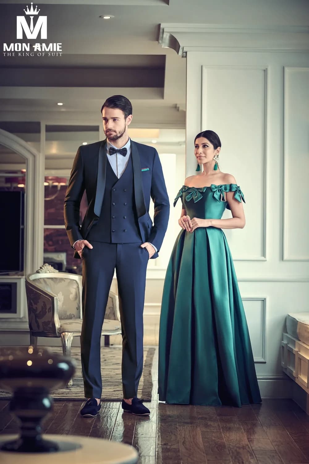 Tuxedo xanh navy ve shawl, nơ đen, cùng người mẫu nữ váy xanh lục