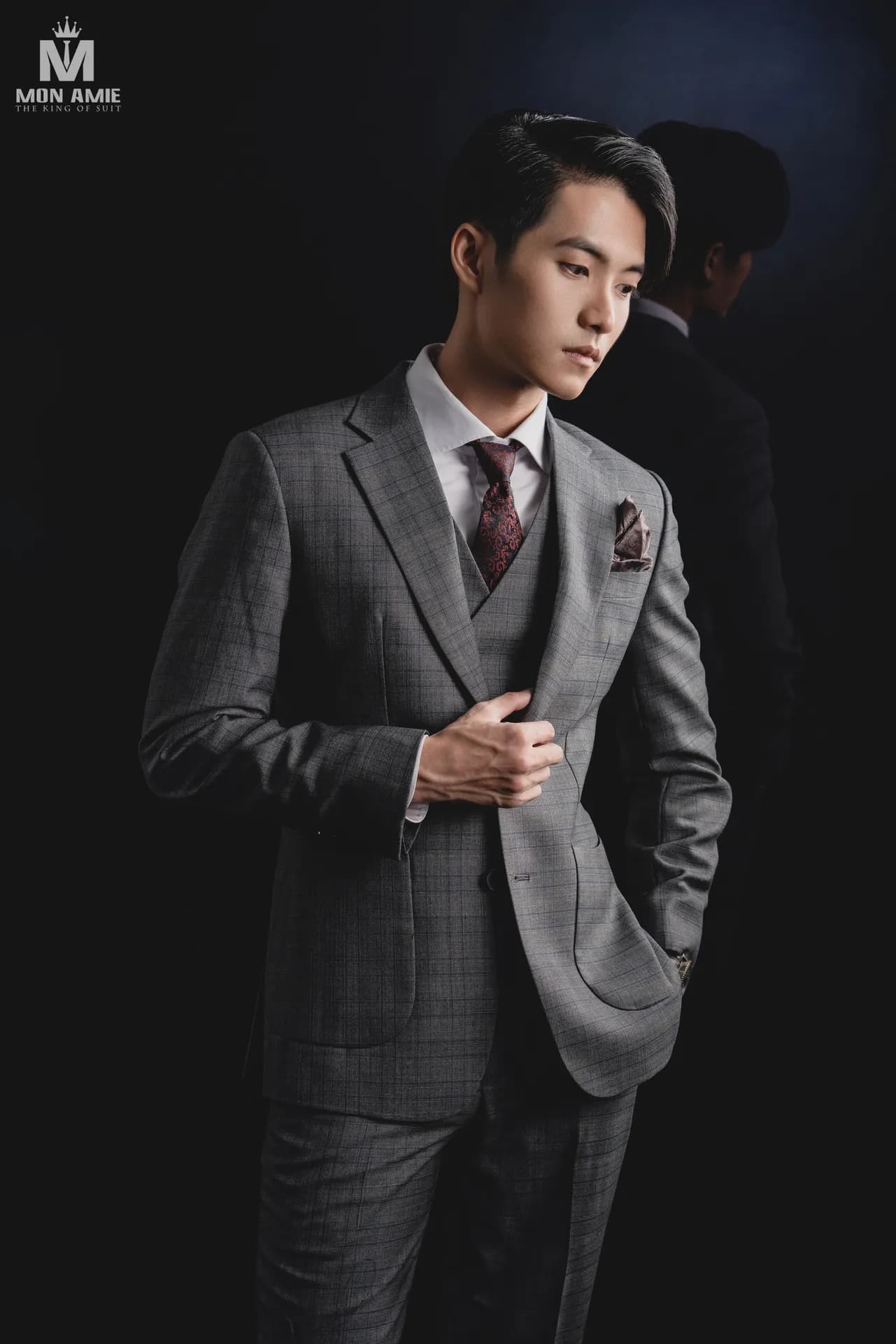 Suit ba mảnh xám kẻ ca-rô, cà vạt đỏ đô, khăn túi, nền tối nghệ thuật