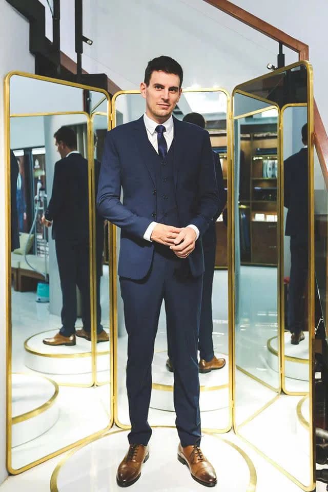 Khách Tây suit ba mảnh xanh navy, giày nâu bóng
