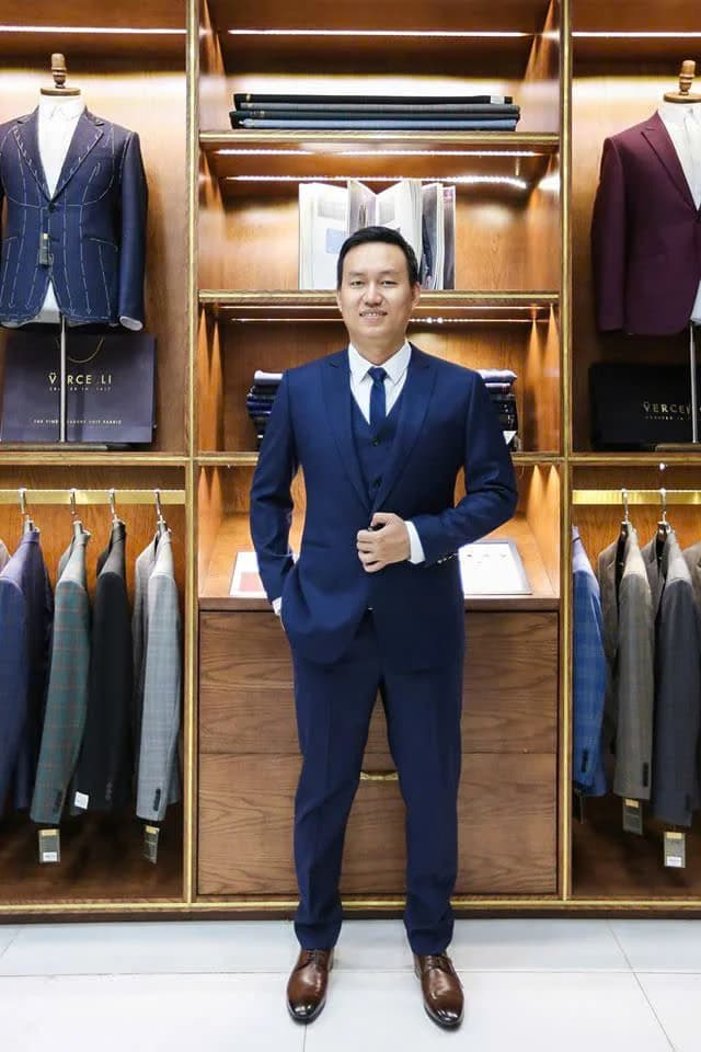 Doanh nhân tươi cười, suit ba mảnh xanh navy