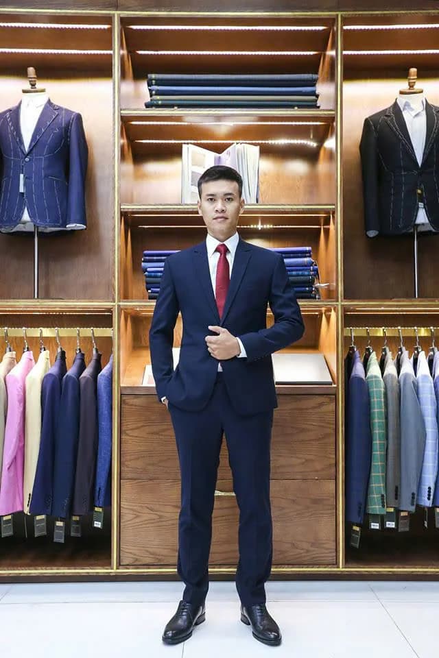 Doanh nhân suit xanh navy, cà vạt đỏ nổi bật