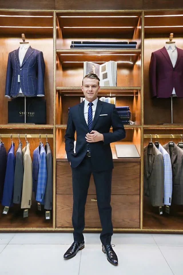 Khách Tây tóc vàng, suit navy cà vạt chấm bi