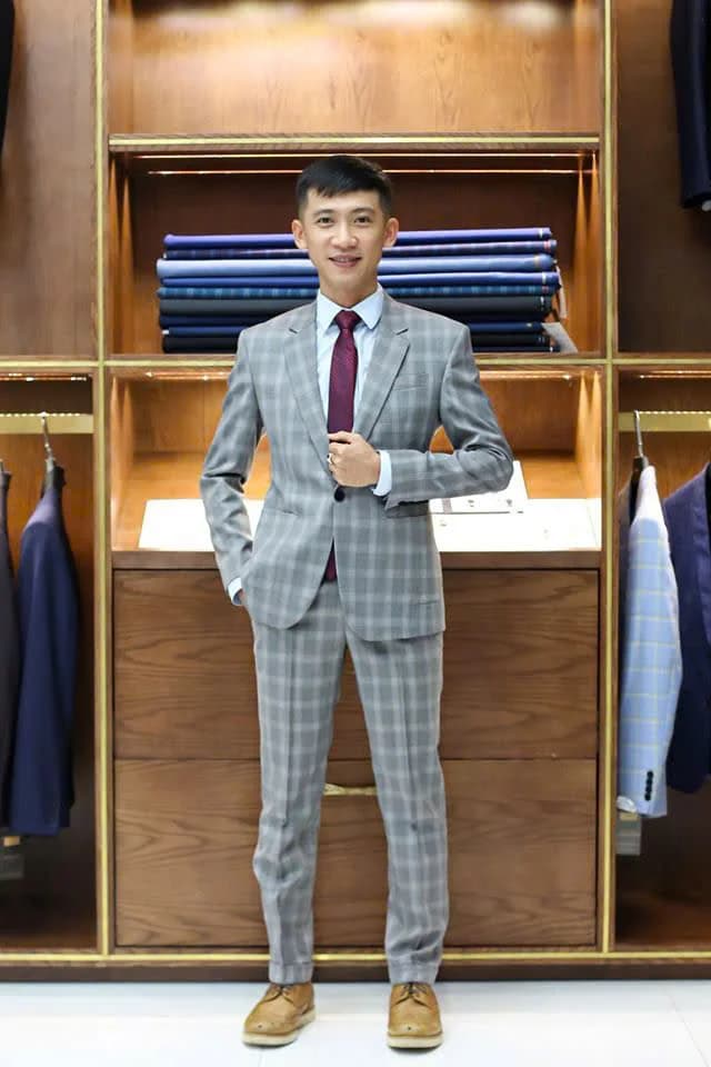 Nam vest caro xám, cà vạt đỏ mận, giày da bò