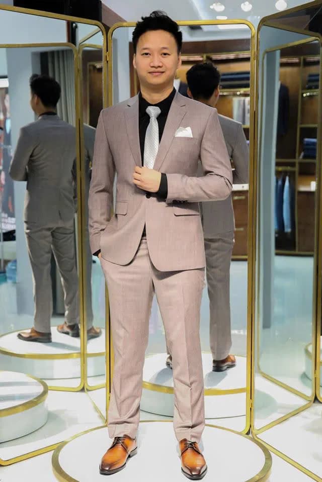 Nam vest hồng khói, cà vạt bạc, giày nâu patina