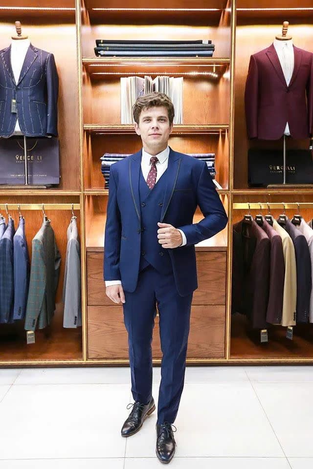 Chàng trai vest xanh navy ba mảnh, cà vạt đỏ chấm bi