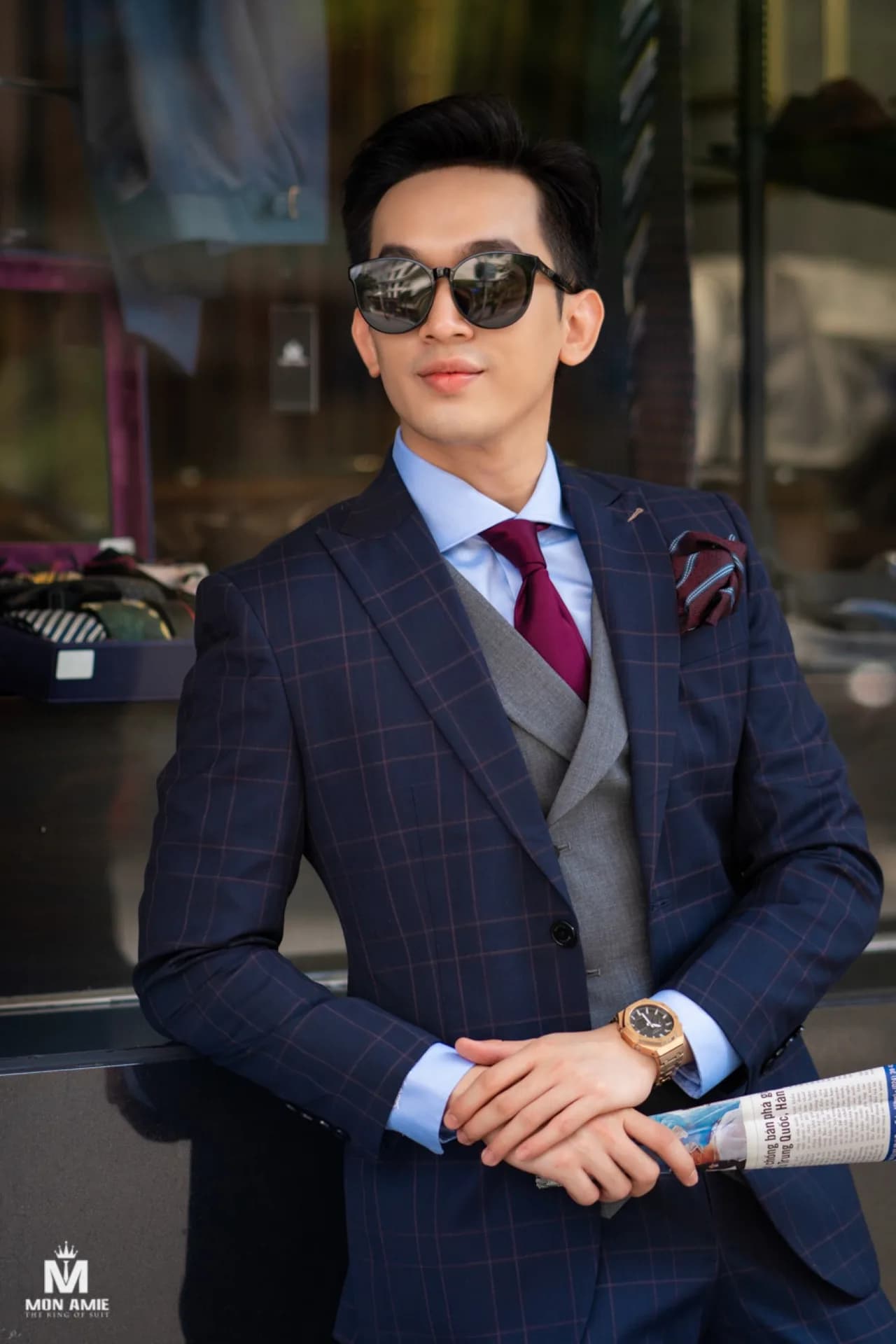 Suit navy kẻ ô cam, gilet xám cài hai hàng, cà vạt đỏ đô: phong thái quý ông