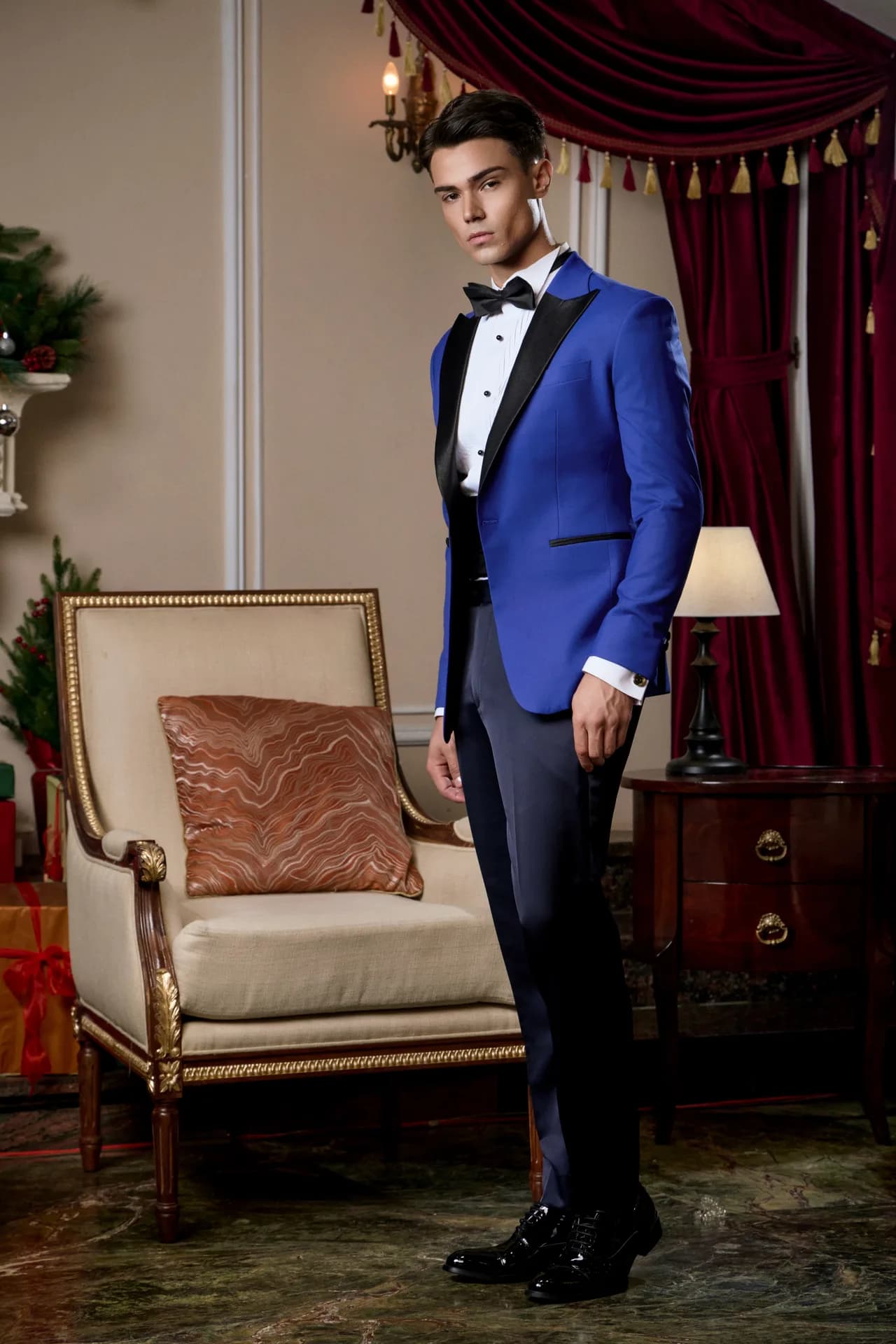 Tuxedo xanh cobalt ve satin đen, nơ đen, phòng khách phong cách Giáng sinh.