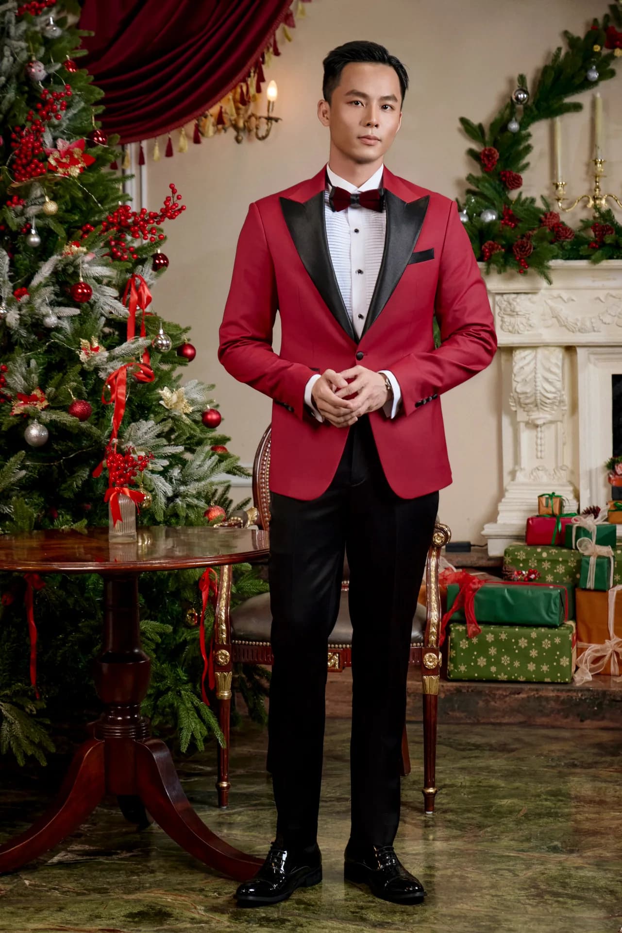 Tuxedo đỏ tươi ve satin đen, nơ nhung đỏ, giữa không gian Giáng sinh.