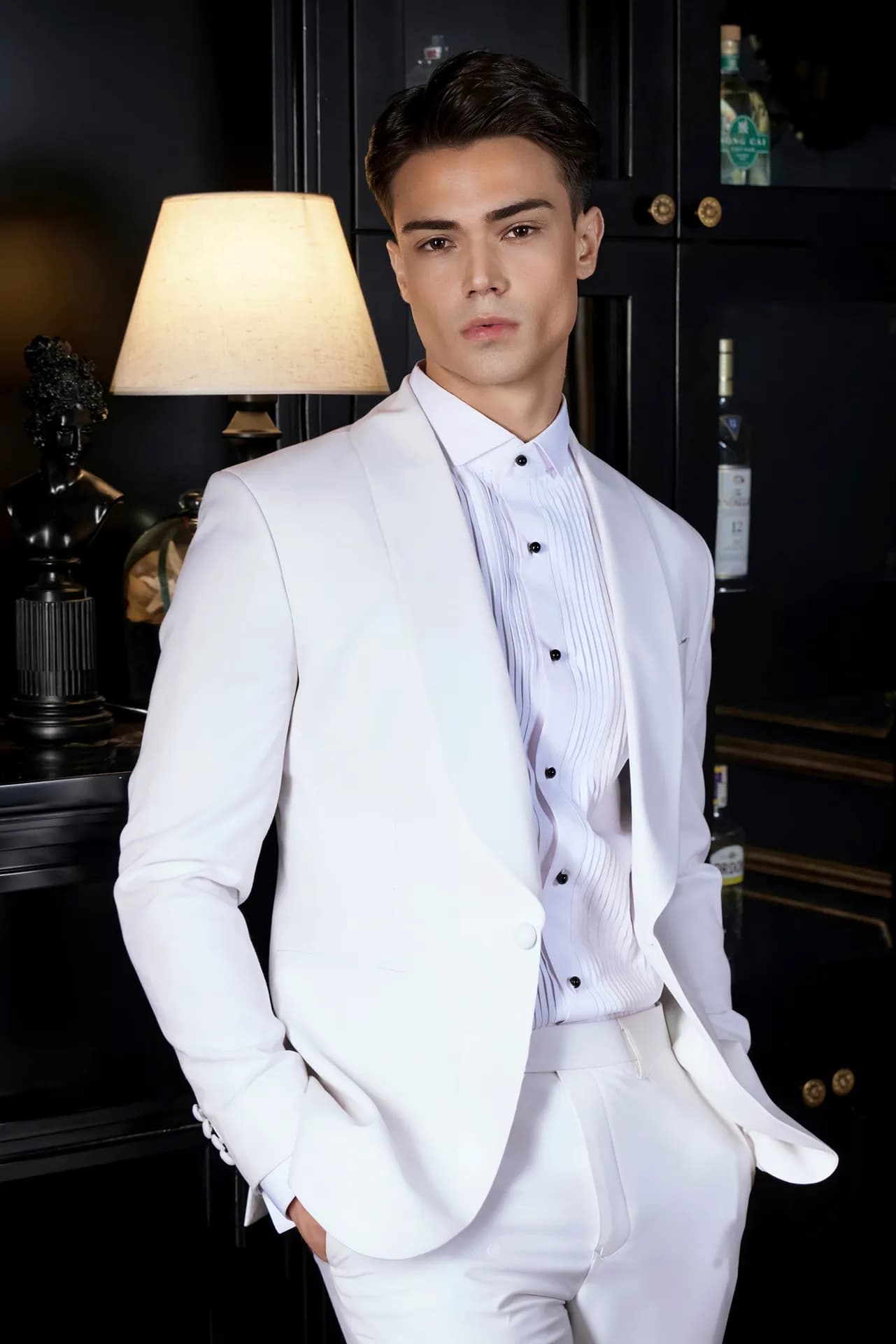 Tuxedo trắng, sơ mi xếp ly, nơ đen, cận cảnh bên đèn bàn
