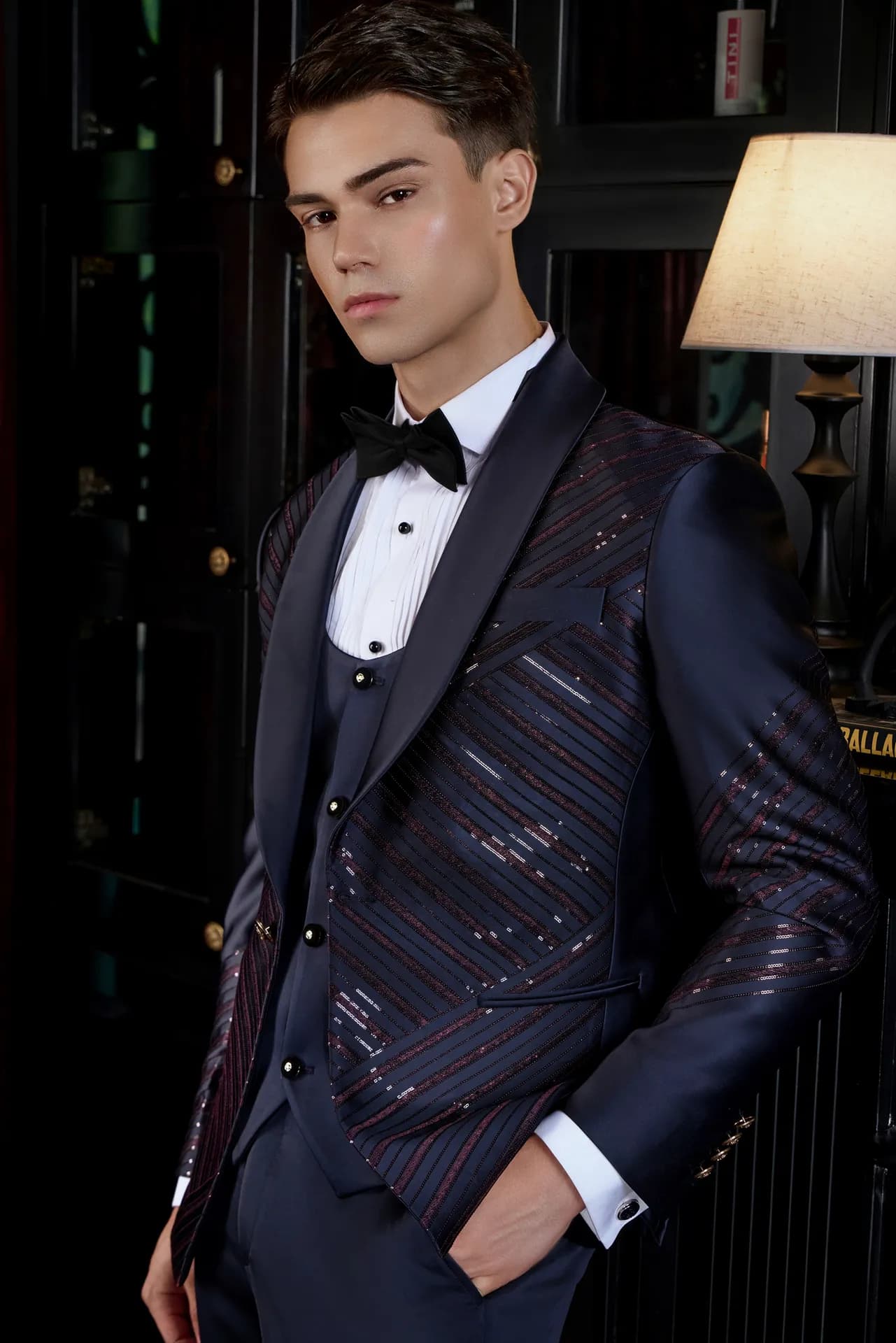 Suit xanh navy họa tiết ánh kim, gile, nơ đen, ánh nhìn nghiêng