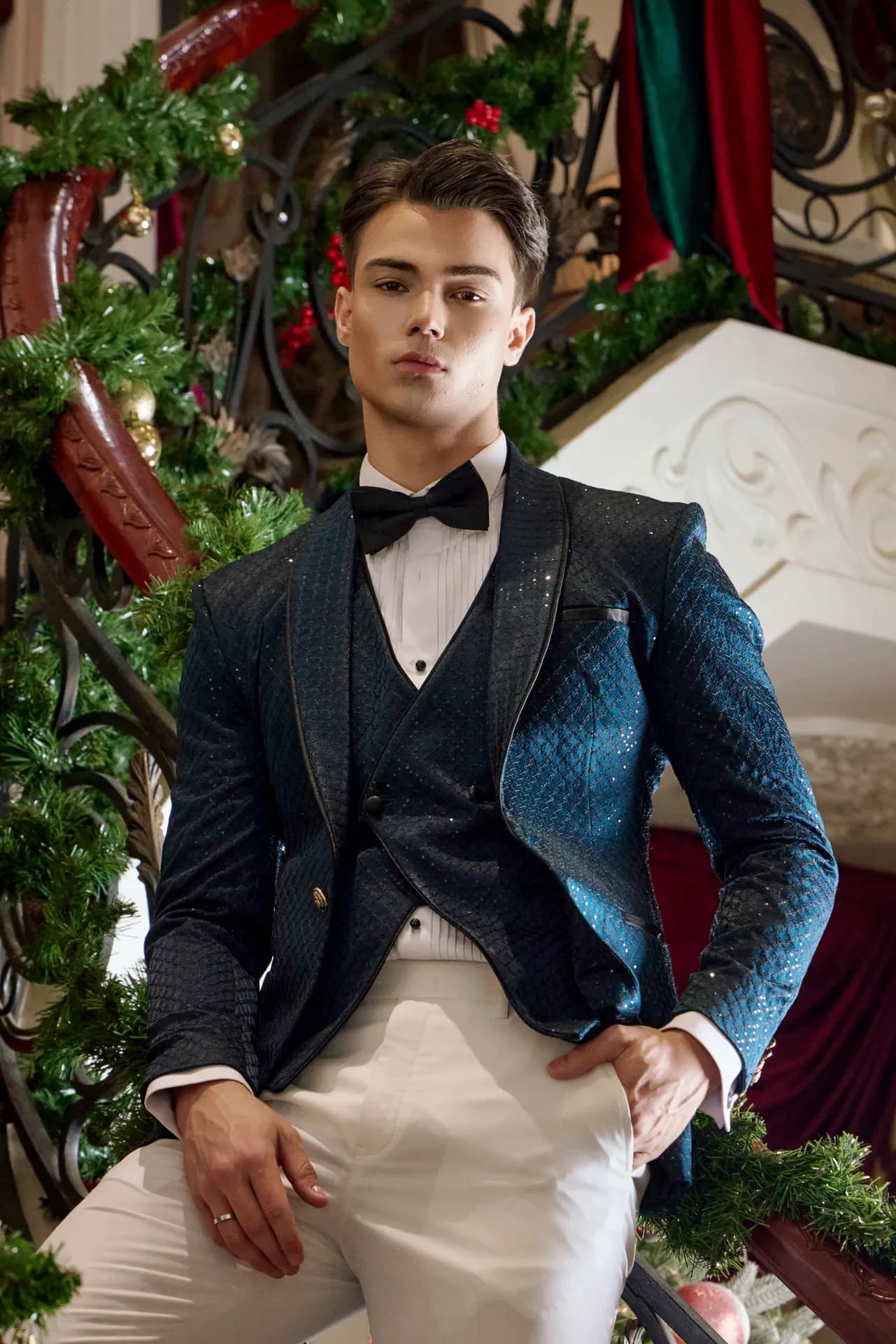 Tuxedo họa tiết xanh teal ba mảnh, nơ đen, tựa lan can cầu thang không khí Noel