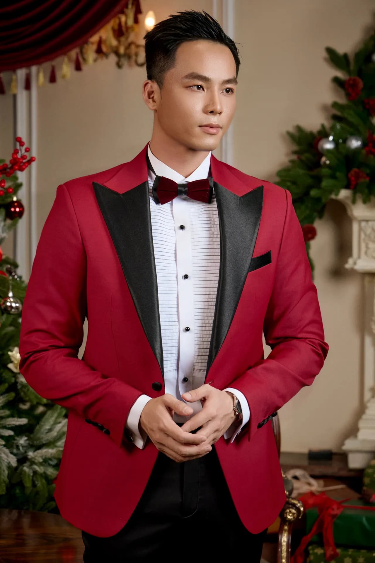 Tuxedo đỏ ve đen cận cảnh, nơ đỏ đô, hai tay cài khuy áo