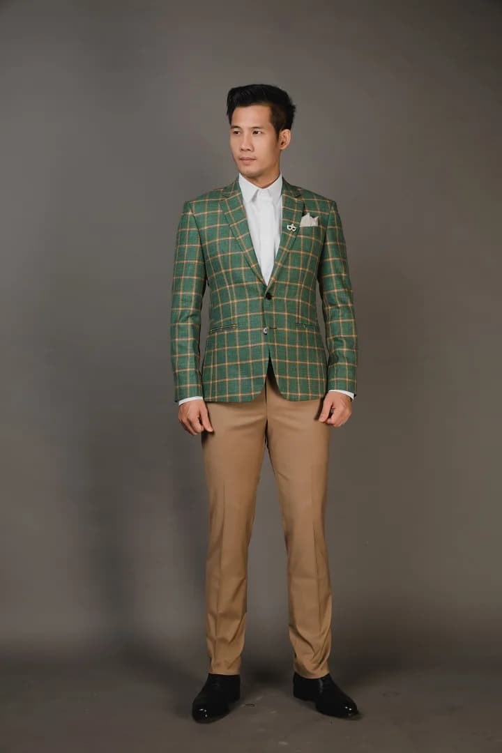 Suit kẻ sọc xám với gile đỏ rượu và khăn cài túi cùng màu