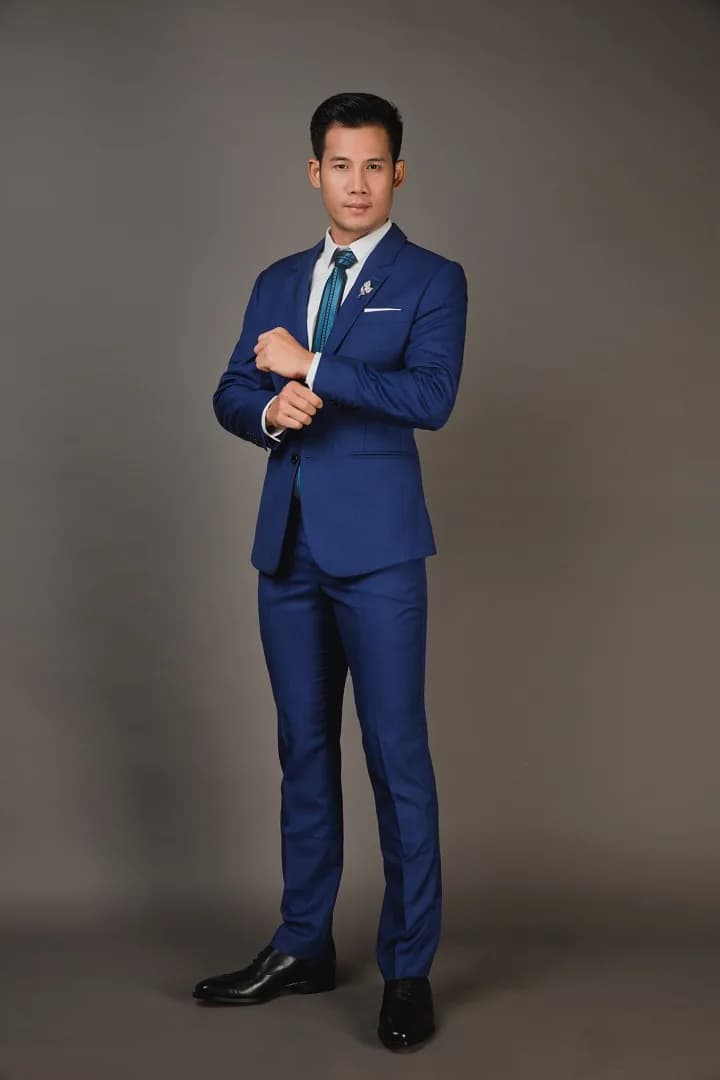 Suit caro xanh dương ba mảnh, dây chuyền cổ áo, bên bình gốm và bó lúa