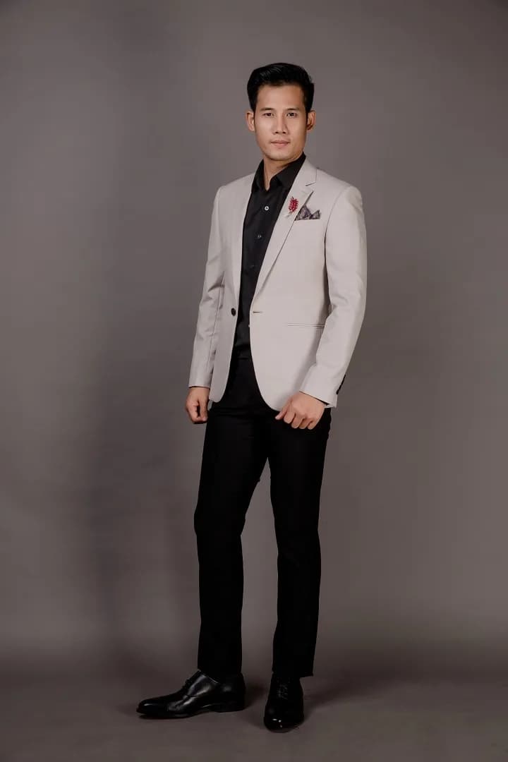 Suit kem ngồi ghế bọc hoa, phối cùng váy trắng đứng cạnh