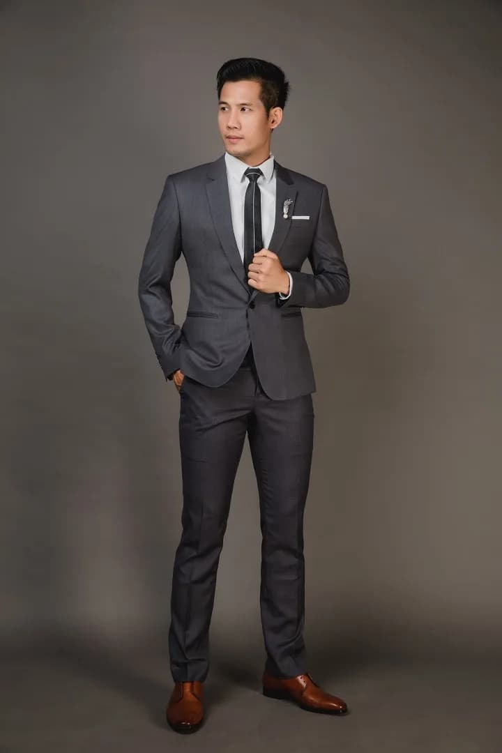 Tuxedo trắng ve lụa đen bên quầy bar, phối cùng váy hồng ánh kim