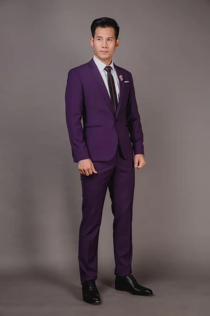 Cận cảnh blazer nhung đỏ họa tiết chìm, dáng nghiêng người
