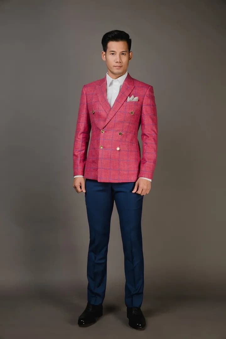 Blazer hai hàng khuy hồng đậm phối quần xanh navy