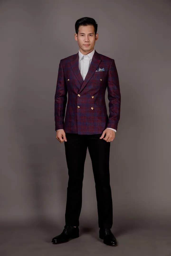 Blazer hai hàng khuy tím mận, quần đen, sơ mi trắng