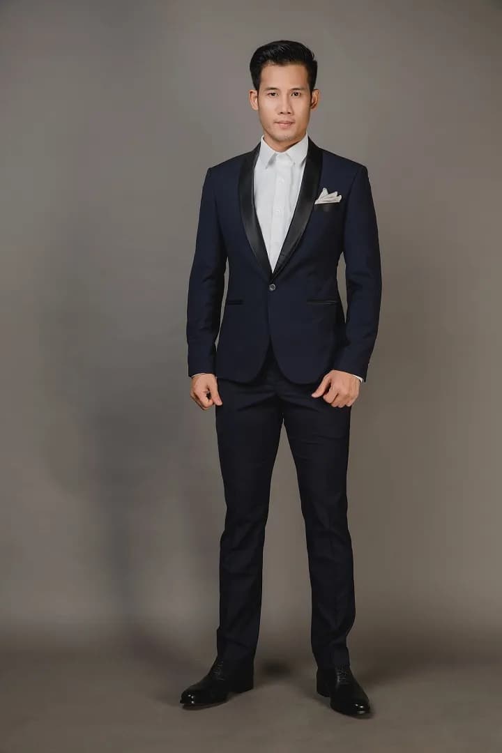 Suit xanh navy đậm một hàng khuy, sơ mi trắng
