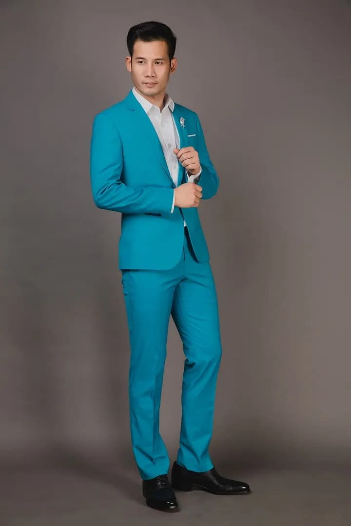 Suit xanh ngọc, sơ mi trắng, tay chỉnh áo