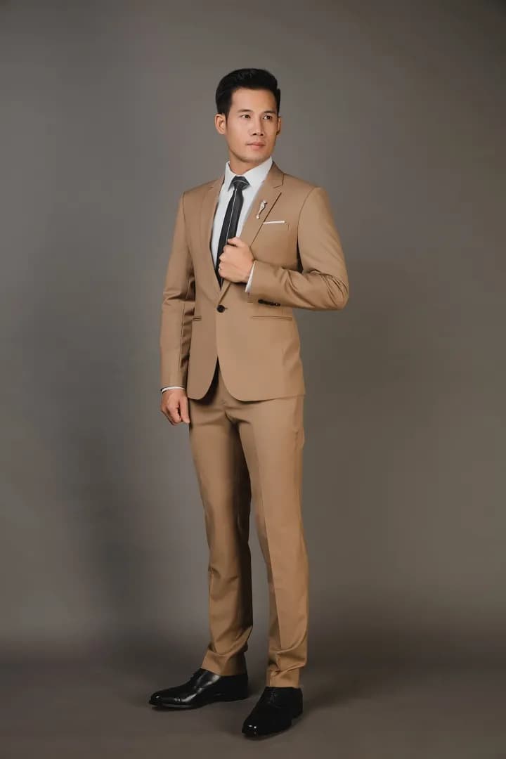 Suit nâu lạc đà, sơ mi trắng, dáng đứng