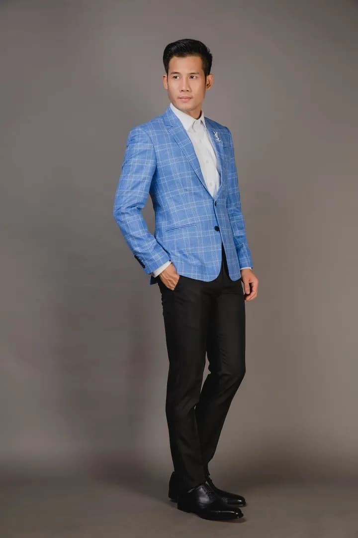 Blazer caro xanh dương nhạt, quần đen, dáng đứng nghiêng