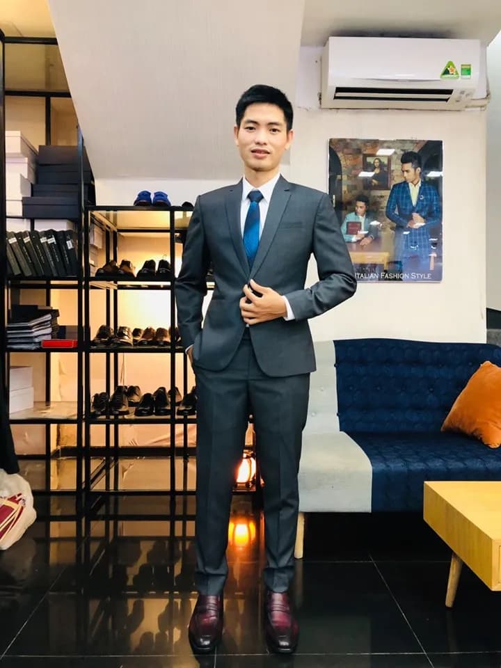 Khách hàng tại showroom — Mon Amie