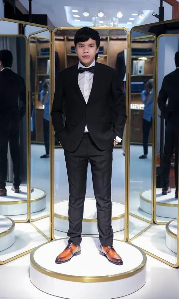 Khách hàng tại showroom — Mon Amie