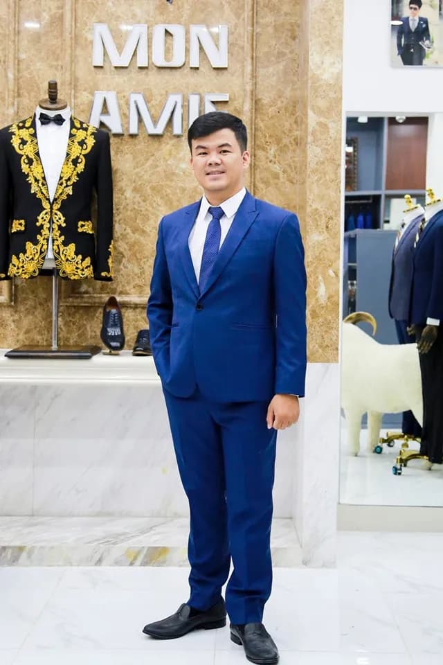 Khách hàng tại showroom — Mon Amie