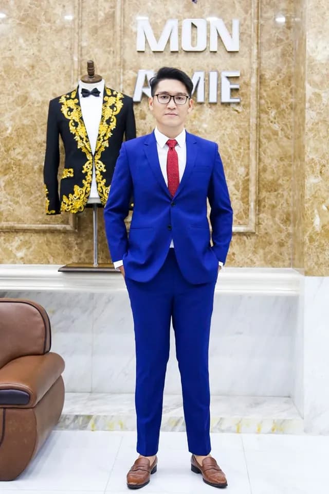 Khách hàng tại showroom — Mon Amie