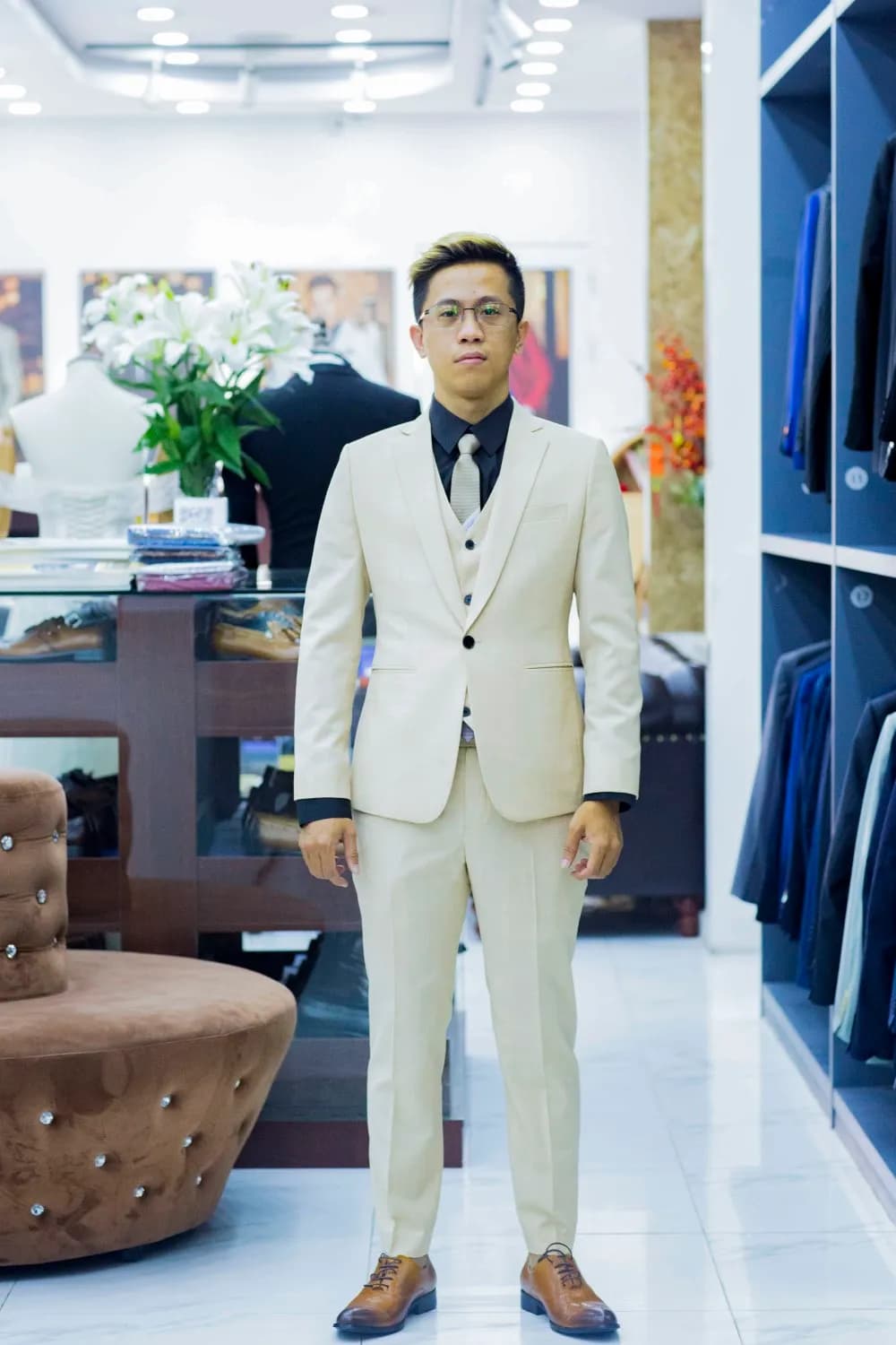 Khách hàng tại showroom — Mon Amie