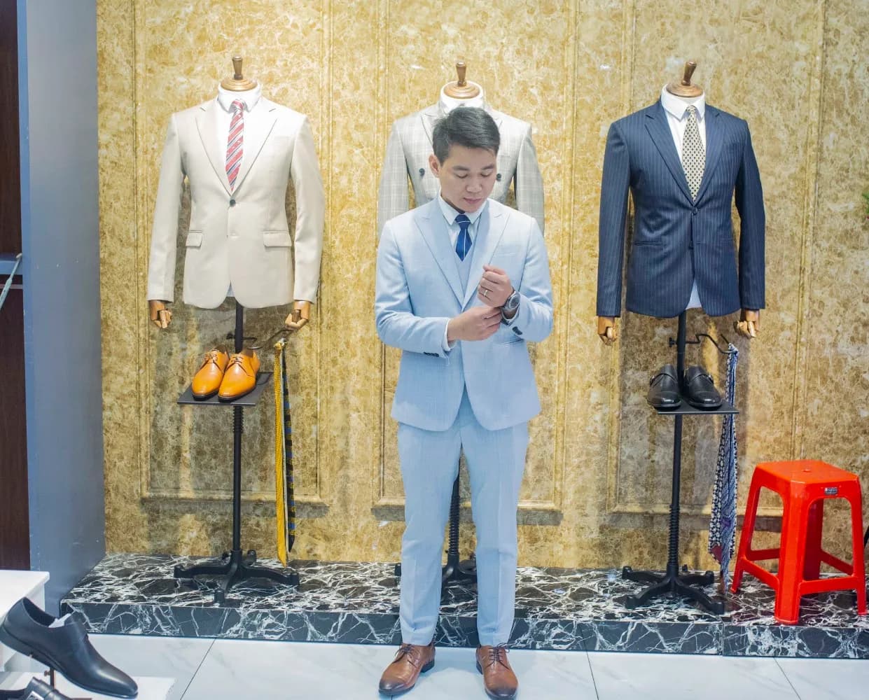 Khách hàng tại showroom — Mon Amie