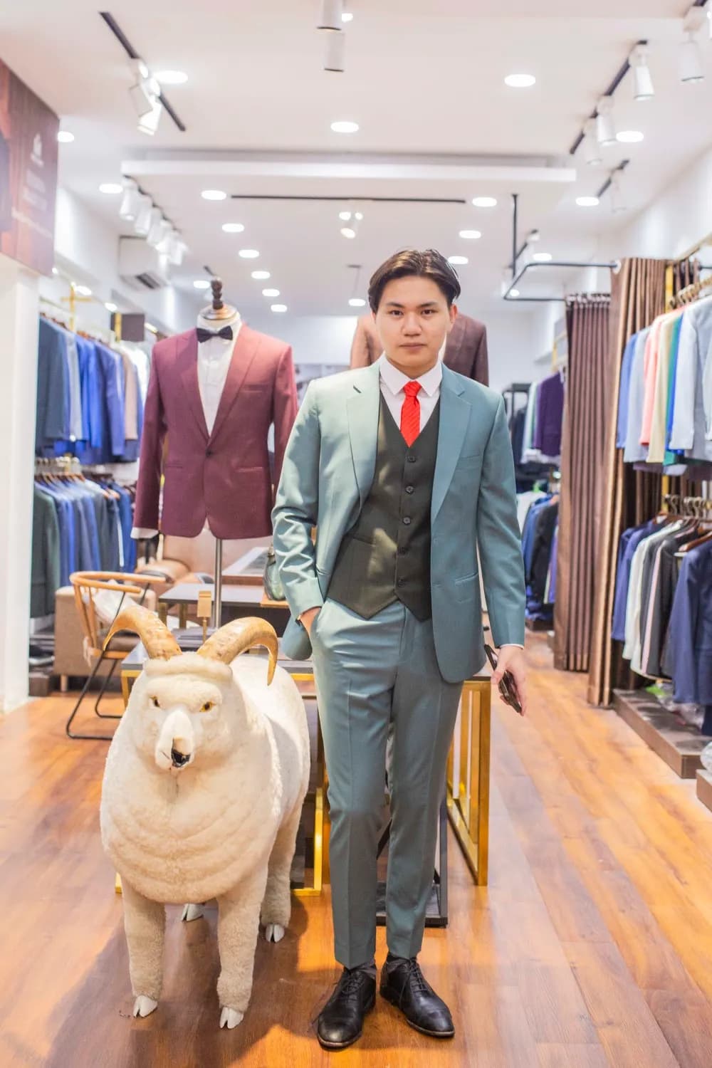 Khách hàng tại showroom — Mon Amie