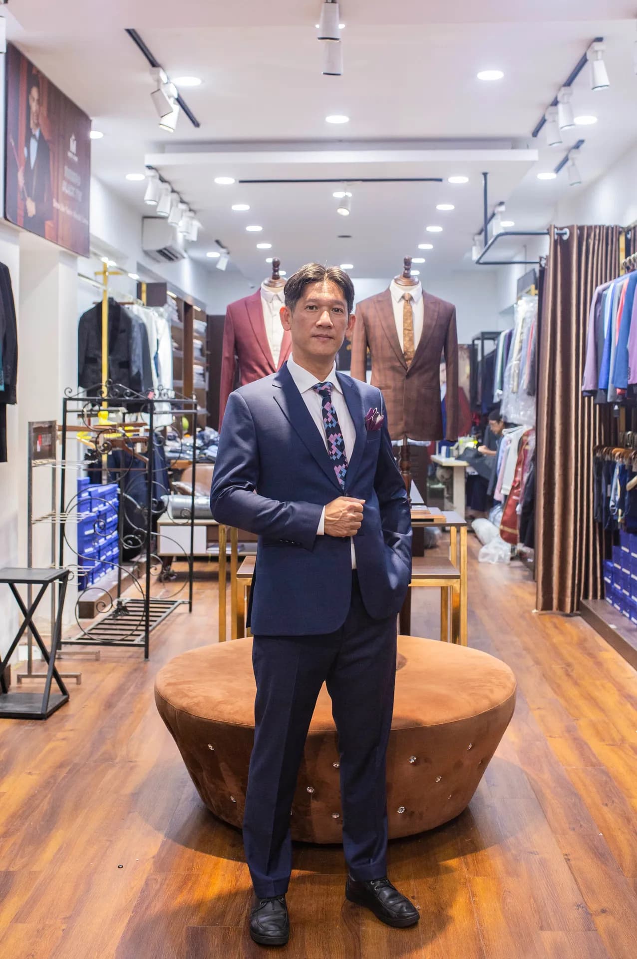 Khách hàng tại showroom — Mon Amie