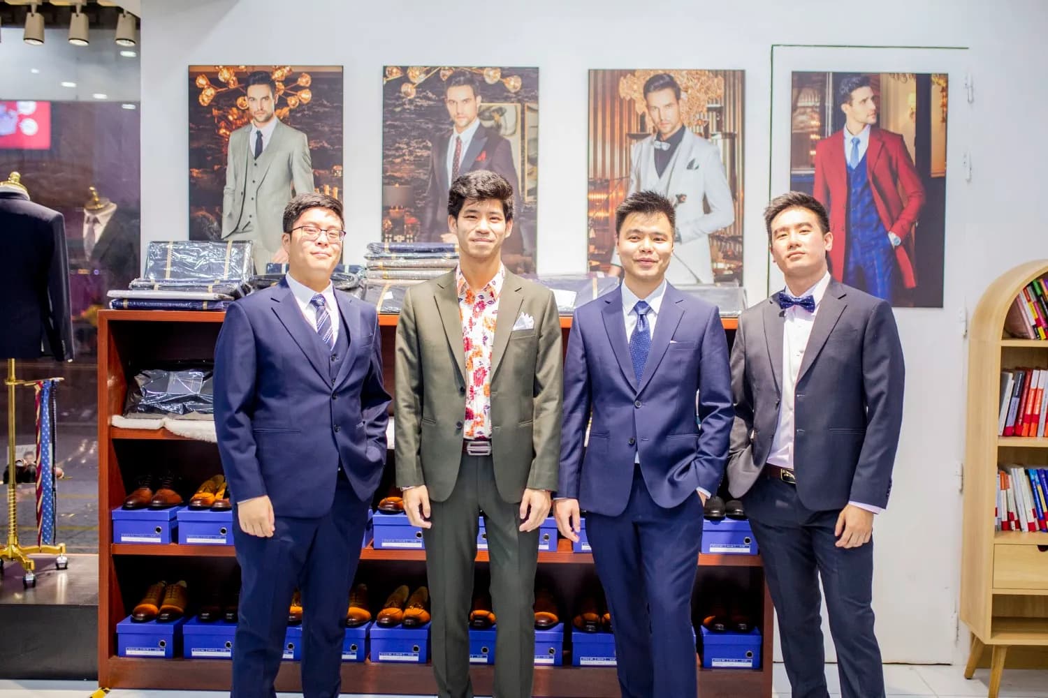 Khách hàng tại showroom — Mon Amie