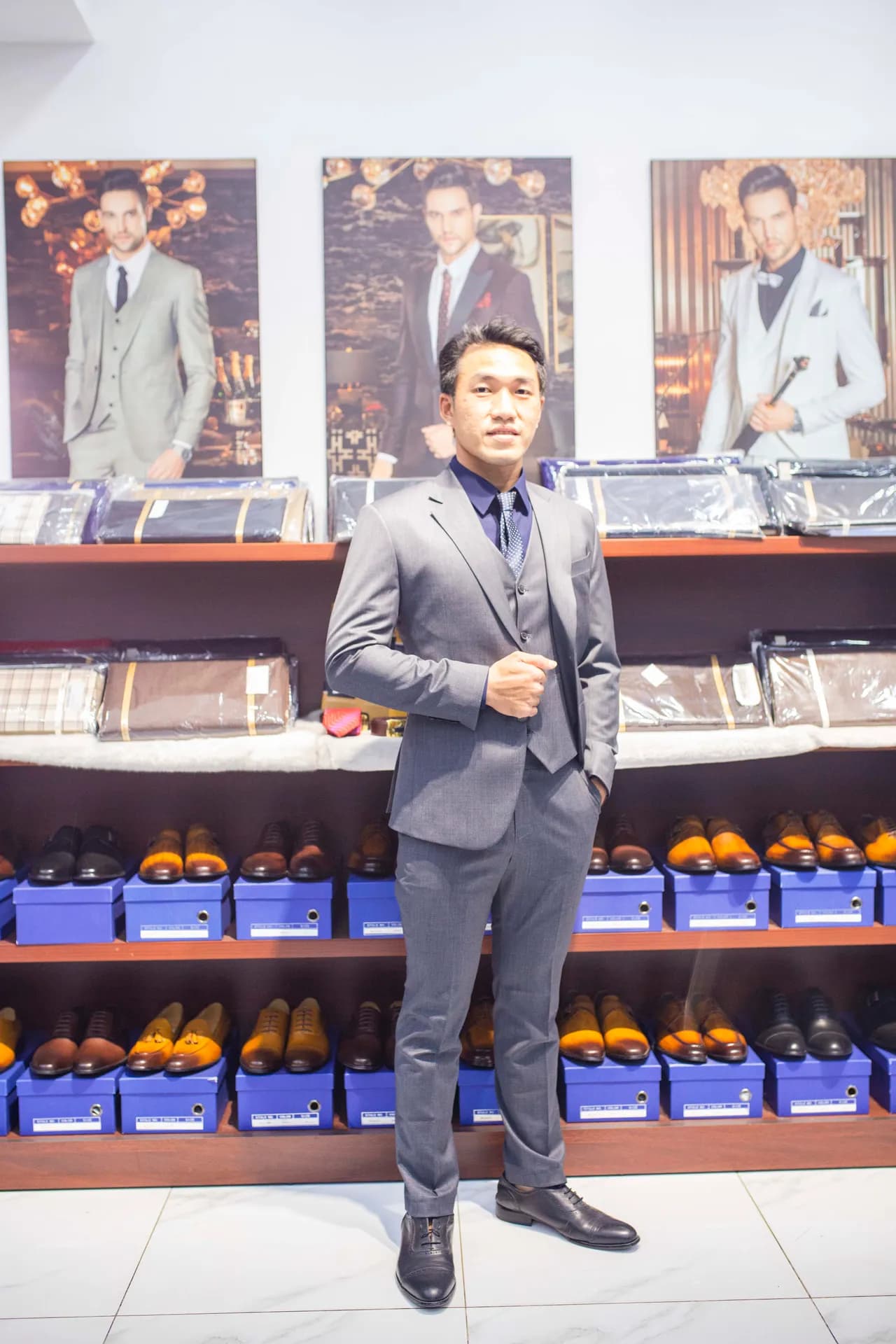 Khách hàng tại showroom — Mon Amie