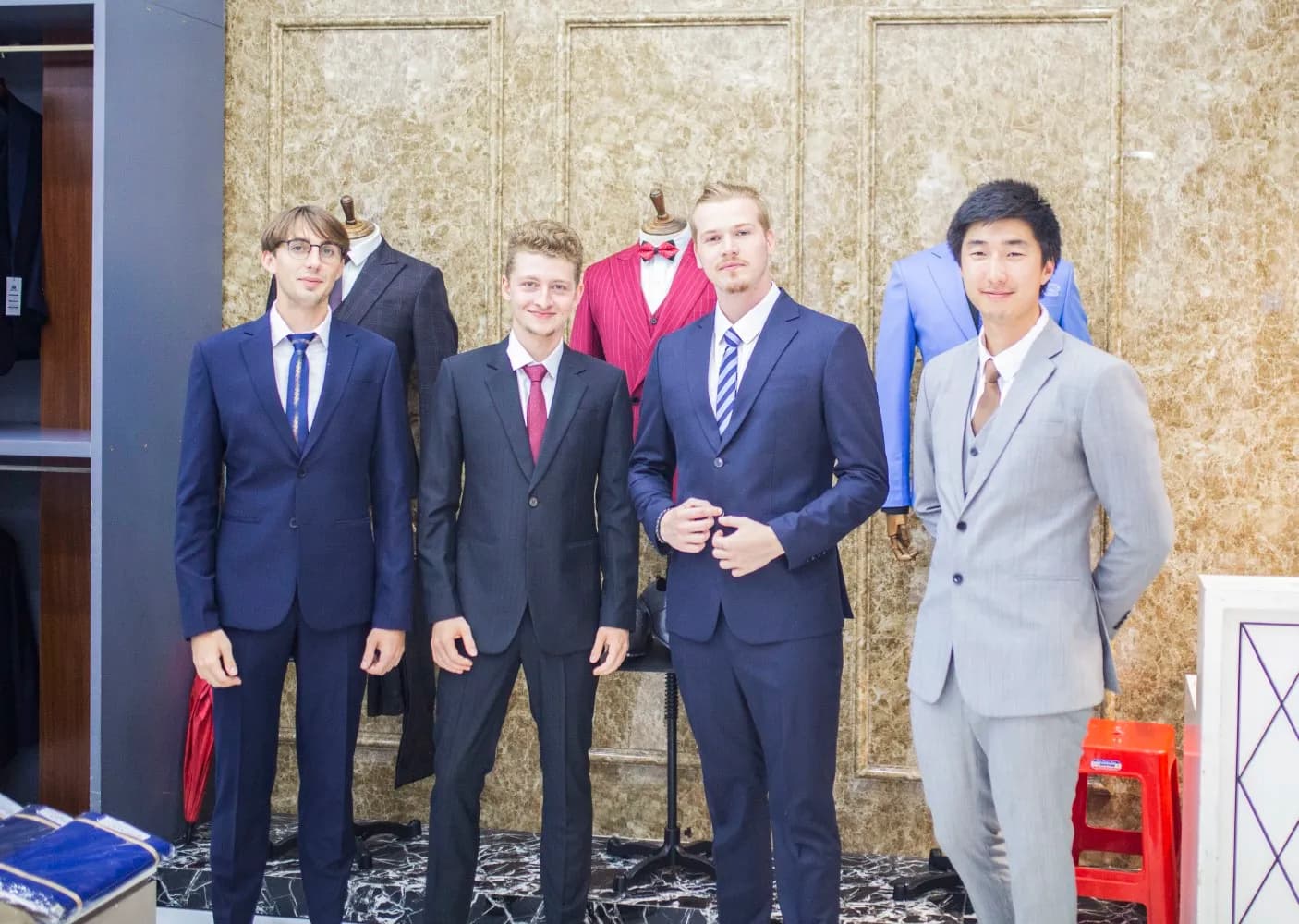 Khách hàng tại showroom — Mon Amie