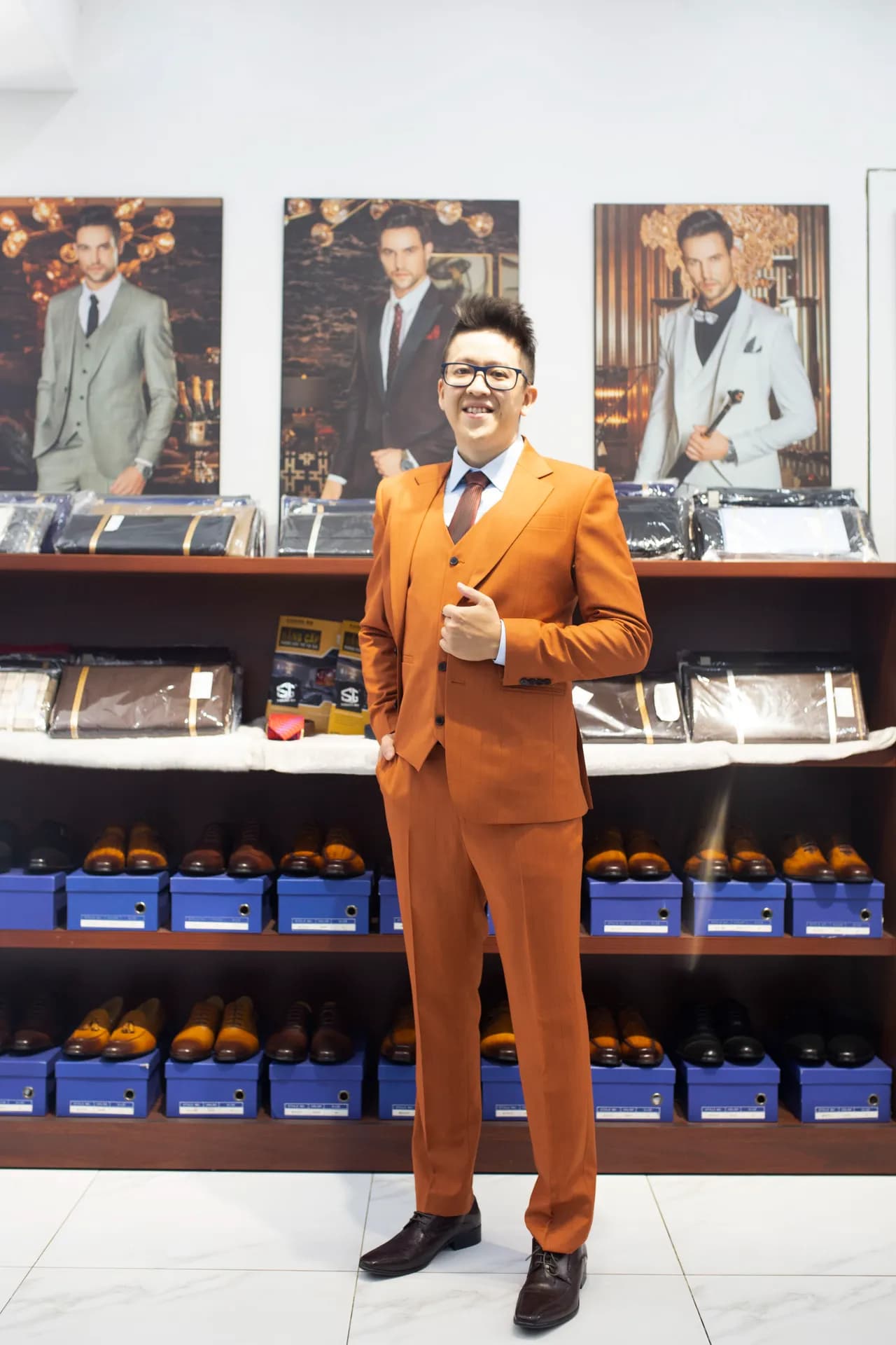 Khách hàng tại showroom — Mon Amie