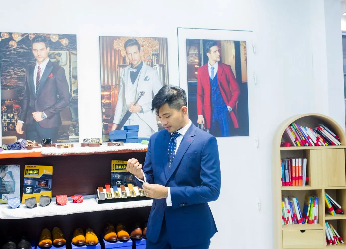 Khách hàng tại showroom — Mon Amie