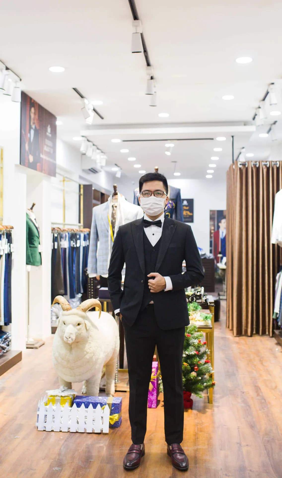 Khách hàng tại showroom — Mon Amie